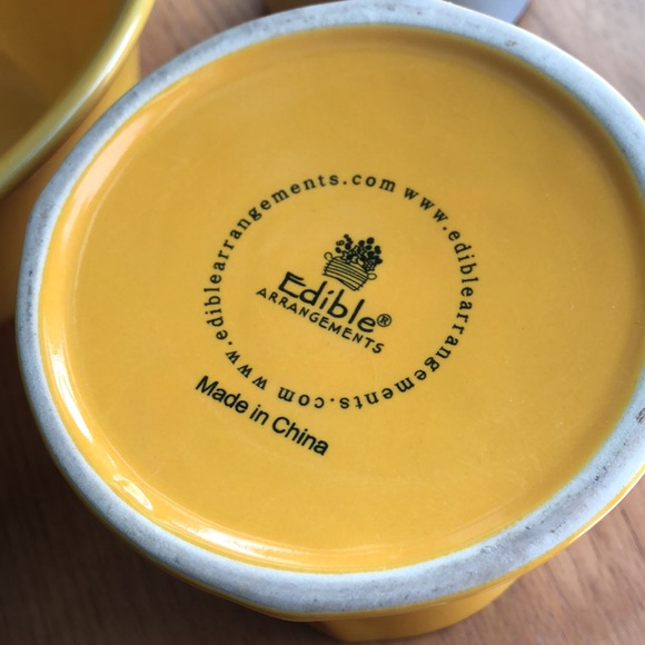 Vase and bowl. Yellow gold color Bowl, vase. Sturdy. Great condition serve ware. - Picture 7 of 7